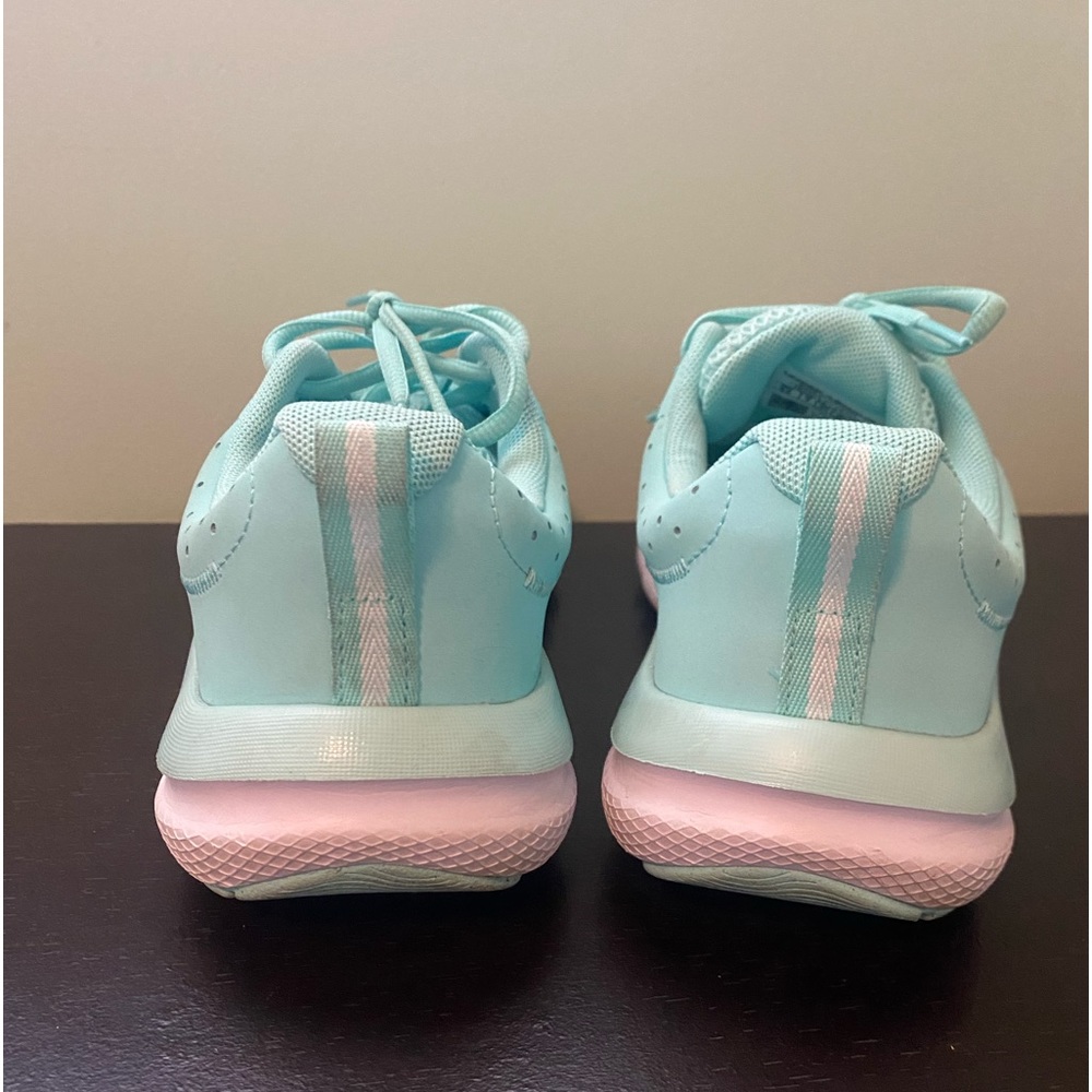 Size 9.5 women’s UA running shoes. Turquoise & in great condition, worn 3 times - Picture 2 of 4